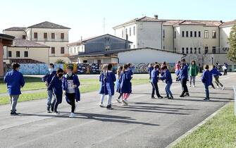 Scuola elementare Guido Negri. Un mese dall’inizio dell’anno scolastico.  Ricreazione delle classi delle elementari.   05 Ottobre 2020. Vo’ Euganeo (PD)  ANSA/NICOLA FOSSELLA