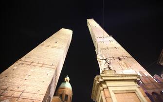 Le due torri, Garisenda e Asinelli, questa sera a Bologna, 28 novembre 2015. Le Due Torri, simbolo di Bologna, hanno ora un'illuminazione monumentale permanente donata da Confcommercio Ascom in occasione dei propri 70 anni. ANSA/ GIORGIO BENVENUTI