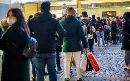 Covid, negozi aperti e code per lo shopping in zona arancione. FOTO