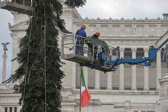 Roma allestimento dell' albero di Natale a piazza Venezia (Roma - 2020-12-01, STEFANO CAROFEI) p.s. la foto e' utilizzabile nel rispetto del contesto in cui e' stata scattata, e senza intento diffamatorio del decoro delle persone rappresentate