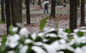 Una persona corre in un parco di San Donato Milanese ricorperto di un leggero strato di neve, 2 dicembre 2020. ANSA/DANIEL DAL ZENNARO