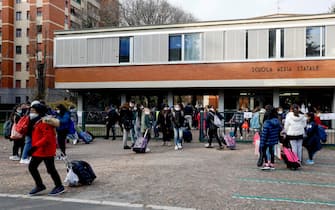 L'uscita degli studenti di scuola media dell'I.C.S. Cardarelli Massaua a Milano durante l'emergenza per il coronavirus, 30 novembre 2020. ANSA/Mourad Balti Touati