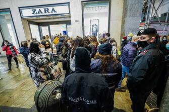 Coronavirus Covid 19 Controlli delle forze dell'ordine tra la folla dello shopping natalizio. Torino 05 dicembre 2020 ANSA/TINO ROMANO