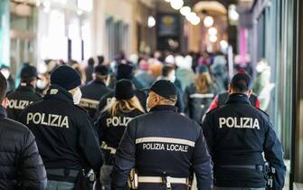 Coronavirus Covid 19 Controlli delle forze dell'ordine tra la folla dello shopping natalizio. Torino 05 dicembre 2020 ANSA/TINO ROMANO