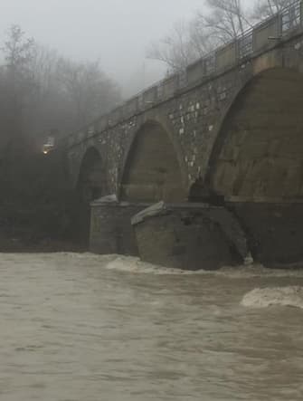 The flood of Panaro caused the pile or a stone support of the Samone Bridge, which was closed by the Fire Brigade, December 6, 2020. The bridge is located in the Apennines, in the municipality of Pavlello Nell Frignano, forty kilometers More upstream than the point where the Panaro broke its banks.  ANSA / PRESS OFFICE PROVINCIA DI MODENA +++ ANSA provides access to this handout photo to be used only to illustrate news reporting or commentary on the facts or events depicted in the image;  No archiving;  No Licensing +++