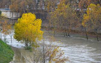 Roma a causa delle forti piogge cresce il livello dell' acqua del fiume Tevere, chiuse in via precauzionale le rampe di accesso alle banchine in parte gia' invase dall' acqua (Roma - 2020-12-07, STEFANO CAROFEI) p.s. la foto e' utilizzabile nel rispetto del contesto in cui e' stata scattata, e senza intento diffamatorio del decoro delle persone rappresentate