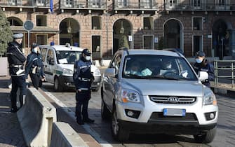 Controlli della polizia municipale per il blocco delle auto diesel fino a euro 5 in piazza Castello, Torino, 17 novembre 2020 ANSA/ ALESSANDRO DI MARCO