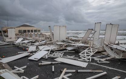 Maltempo Roma, oggi ad Ostia danni alle cabine sul litorale. FOTO