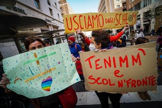Il flash mob delle mamme No Dad in piazza Plebiscito , Napoli, 5 Dicembre  2020. ANSA/CESARE ABBATE/