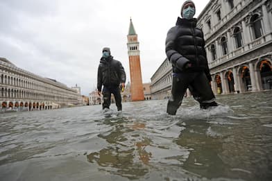 A Venezia acqua alta ma Mose in funzione solo nella notte. FOTO