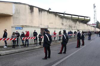 People wait for the arrival of the coffin of former Italian football player Paolo Rossi out of the Romeo Menti" stadium in Vicenza, north-eastern Italy, on December 11, 2020, prior to a tribute ceremony. - Paolo Rossi, who fired Italy to victory in the 1982 World Cup after almost missing the tournament through a match-fixing scandal, has died aged 64, prompting an outpouring of grief and tributes. ANSA/NICOLA FOSSELLA