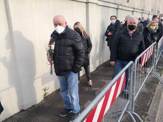 La fila delle persone allo stadio Menti di Vicenza dove dalle 15 alle 20 sarà allestita la camera ardente di Paolo Rossi, 11  dicembre 2020. ANSA/NICOLA FOSSELLA