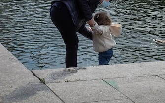 Mamma con bambina in un parco