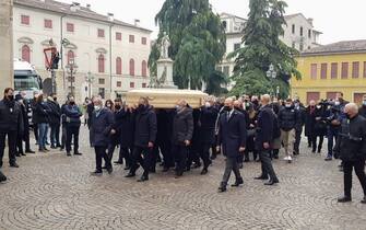 Funerali Paolo Rossi. Arrivo del feretro al duomo di Vicenza (Vicenza - 2020-12-12, Francesco della Pozza) p.s. la foto e' utilizzabile nel rispetto del contesto in cui e' stata scattata, e senza intento diffamatorio del decoro delle persone rappresentate