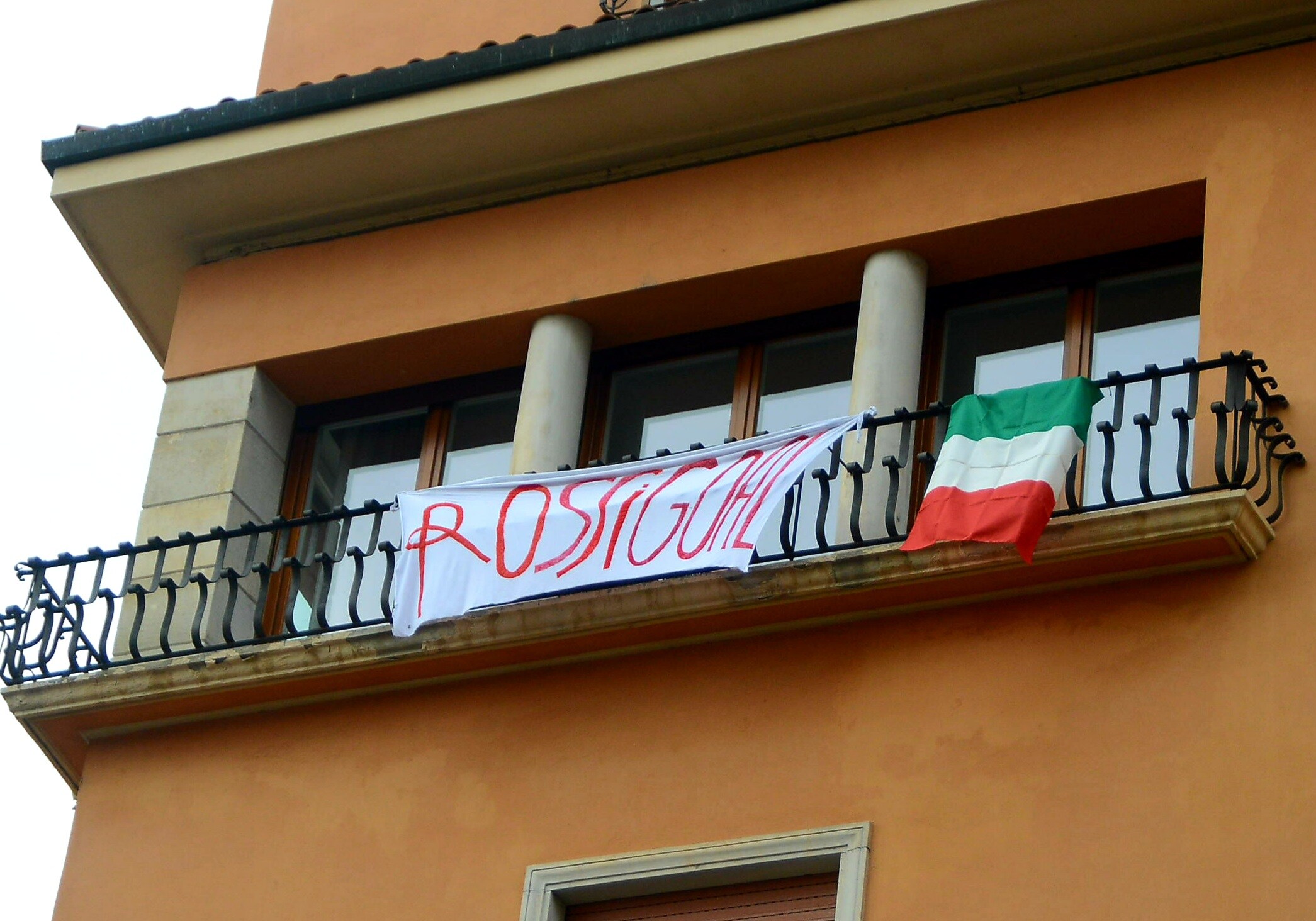Uno striscione per Paolo Rossi a Vicenza funerali paolo rossi