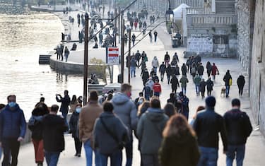 Gente per strada per la riapertura dei negozi a Torino, 29 Novembre 2020 ANSA/ALESSANDRO DI MARCO