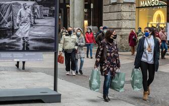 Shopping Natalizio per le vie del centro Shopping Natalizio per le vie del centro, Milano, 6 Dicembre 2020. ANSA/Andrea Fasani