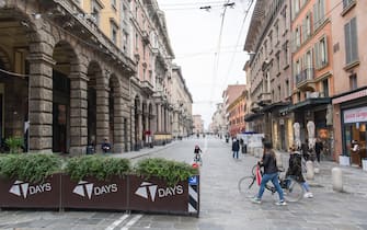 BOLOGNA. 15/11/2020. Il primo giorno di zona arancione in Emilia-Romagna. A Bologna il centro storico con i negozi chiusi e poche le persone a passeggio co i riders in giro per consegnare il cibo . (Bologna - 2020-11-15, MICHELE LAPINI) p.s. la foto e' utilizzabile nel rispetto del contesto in cui e' stata scattata, e senza intento diffamatorio del decoro delle persone rappresentate