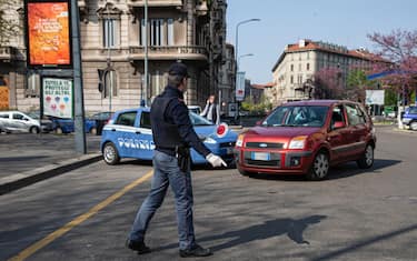 Nei giorni di fermo per virus COVID-19 la polizia di stato esegue controlli sugli spostamenti dei cittadini, 04 Aprile 2020. ANSA/Marco Ottico