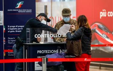 Militari dell'Esercito Italiano effettuano controlli delle autocertificazioni dei passeggeri in partenza dalla stazione Centrale nel primo giorno del nuovo lockdown, Milano, 6 novembre 2020. Ansa/Mourad Balti Touati
