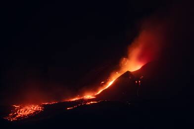 Eruzione Etna, fontana di lava e cenere: 17esimo parossismo da Sud-Est