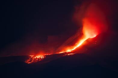 Etna in eruzione, fontana di lava e cenere dal cratere di Sud-Est
