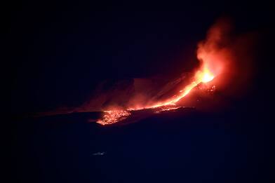 Etna: si intensifica l'attività stromboliana, colata lavica. VIDEO