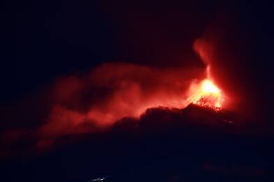 Etna, nuova eruzione: lava e cenere dal vulcano