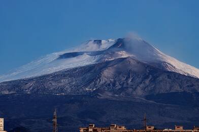 Etna, fontana lava da tre bocche del Sudest: nube alta 10 chilometri