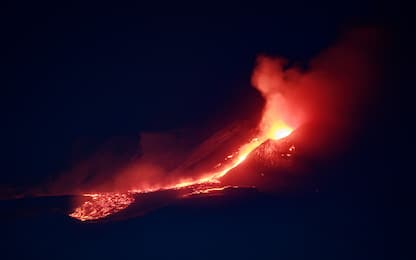 Etna in eruzione: forti boati e colata di lava nella notte. FOTO