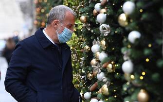 People wearing face masks walk and shop in the central area of Rome, Italy, 15 December 2020. ANSA / ETTORE FERRARI