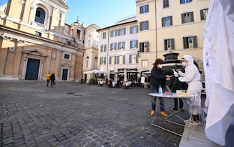 The tent to carry out rapid anti-hygienic swabs and serological tests anti-covid set up by the International Pharmacy Capranica in Piazza Capranica in Rome, 16 December 2020. ANSA/RICCARDO ANTIMIANI