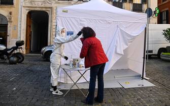 The tent to carry out rapid anti-hygienic swabs and serological tests anti-covid set up by the International Pharmacy Capranica in Piazza Capranica in Rome, 16 December 2020. ANSA/RICCARDO ANTIMIANI