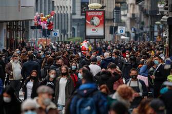 Napoli, folla per lo shopping natalizio a via Toledo Napoli folla di persone fra i negozi di via Toledo per acquisti regali di Natale (Napoli - 2020-12-12, Salvatore Laporta / IPA) p.s. la foto e' utilizzabile nel rispetto del contesto in cui e' stata scattata, e senza intento diffamatorio del decoro delle persone rappresentate