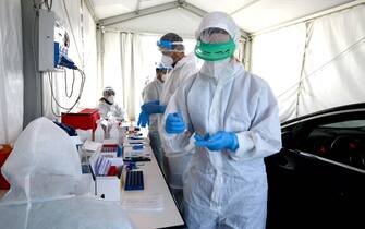 Treviglio covid19 Tamponi Drive in fiera Addetti sanitari eseguono tamponi ad automobilisti in coda al Drive in della Fiera di Treviglio, 9 novembre 2020. ANSA/FILIPPO VENEZIA