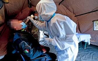 Le tende allestite dall'esercito italiano nell'area dell'Asl Napoli 1 ex ospedale Frullone per effettuare tamponi a rappresentanti delle forze dell'ordine (polizia, carabinieri, polizia municipale), vigili del fuoco e personale di strutture della pubblica amministrazione 4 novembre 2020
ANSA / CIRO FUSCO