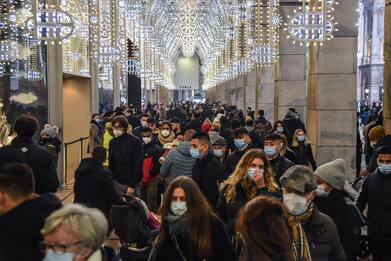 Natale, per i regali gli italiani spenderanno in media 300 euro