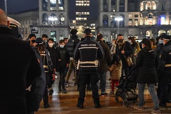 Police stand guard to control the crowd of people as they shop in the central area of Milan, Italy, 19 December 2020. Italian Premier Giuseppe Conte's government on 18 December announced restrictions that will put Italy into some form of a lockdown over the Christmas holidays to stop social contact during the festive season feeding a third wave of COVID-19 coronavirus pandemic in the country.  ANSA/MATTEO CORNER