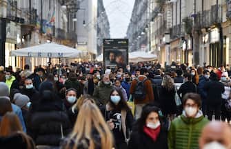 CORONAVIRUS: CONTROLLI FOLLA E CODE PER LO SHOPPING NATALIZIO People wearing face masks walk and shop in the central area of Turin, Italy, 19 December 2020. Italian Premier Giuseppe Conte's government on 18 December announced restrictions that will put Italy into some form of a lockdown over the Christmas holidays to stop social contact during the festive season feeding a third wave of COVID-19 coronavirus pandemic in the country. ANSA/ALESSANDRO DI MARCO