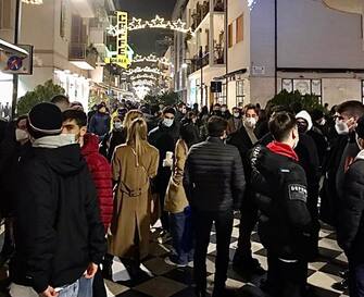 Folla nel centro di Pescara, letteralmente preso d'assalto nell'ultimo sabato prima di Natale. Tanta la gente in giro, come non se ne vedeva da mesi.
Non solo lo shopping e la corsa all'acquisto dei regali, ma anche passeggiate tra amici e aperitivi all'aperto. ANSA/LORENZO DOLCE