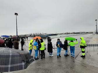 Sotto una pioggia lieve ma insistente, al Porto Nuovo di Mazara del Vallo, dove e' previsto l'arrivo dell'Antartide e del Medinea, è iniziata l'attesa dei parenti dei 18 pescatori in arrivo da Bengasi, 20 dicembre 2020.
ANSA/ FRANCESCO TERRACINA