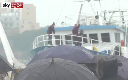Arrivati a Mazara i 18 pescatori liberati in Libia. Tamponi negativi