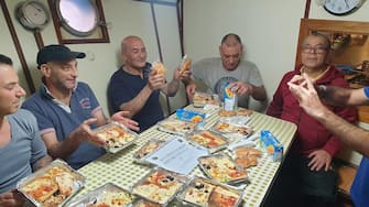 I pescatori che stanno per ritornare a Mazara del Vallo esprimono felicità postando immagini su Facebook tra cui quelle della cena offerta ieri dalla Marina militare e dalla nave "Carlo Margottini" con un biglietto "Bentornati a casa", 20 dicembre 2020. 
FACEBOOK
+++ATTENZIONE LA FOTO NON PUO' ESSERE PUBBLICATA O RIPRODOTTA SENZA L'AUTORIZZAZIONE DELLA FONTE DI ORIGINE CUI SI RINVIA+++