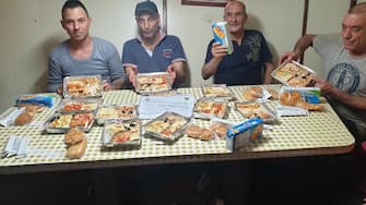 I pescatori che stanno per ritornare a Mazara del Vallo esprimono felicità postando immagini su Facebook tra cui quelle della cena offerta ieri dalla Marina militare e dalla nave "Carlo Margottini" con un biglietto "Bentornati a casa", 20 dicembre 2020. 
FACEBOOK
+++ATTENZIONE LA FOTO NON PUO' ESSERE PUBBLICATA O RIPRODOTTA SENZA L'AUTORIZZAZIONE DELLA FONTE DI ORIGINE CUI SI RINVIA+++