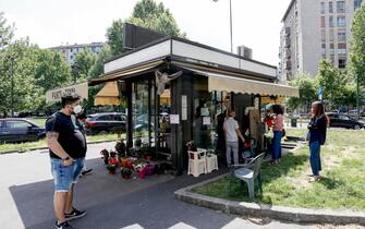 Milanesi dai fiorai per la festa della mamma Milanesi dal fioraio in piazza Caneva per la festa della mamma a Milano, 10 maggio 2020.ANSA/Mourad Balti Touati