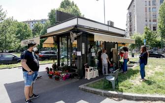 Milanesi dal fioraio in piazza Caneva per la festa della mamma a Milano, 10 maggio 2020.ANSA/Mourad Balti Touati