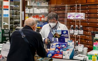 L'interno di una farmacia, Roma 19 novembre 2020. A partire da oggi la regione Lazio da il via libera alle farmacie per eseguire i test rapidi. ANSA / FABIO FRUSTACI