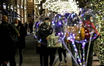 People walking in the city center to do Christmas shopping during the Covid-19 pandemic, in Rome, Italy, 21 December 2020, ANSA/GIUSEPPE LAMI