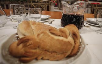 Un momento durante il pranzo di Natale per i poveri della Comuità di Sant'Egidio alla Basilica di Santa Maria in Trastevere cui ha partecipato anche la sindaca Virginia Raggi. Roma, 25 dicembre 2016. ANSA/ GIUSEPPE LAMI