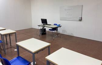 A Bologna la campanella suona in Fiera scuola primo giorno covid Prima campanella per gli studenti dei Licei Minghetti e Sabin e dell'Istituto di istruzione superiore Pier Crescenzi Pacinotti Sirani che, con curiosità, hanno preso posto negli spazi che l'architetto Mario Cucinella ha ideato creando una 'scuola città' per 1.600 giovani, che così posso riprendere le lezioni in sicurezza, nei padiglioni della fiera di Bologna, 14 settembre 2020. ANSA / Sara Ferrari